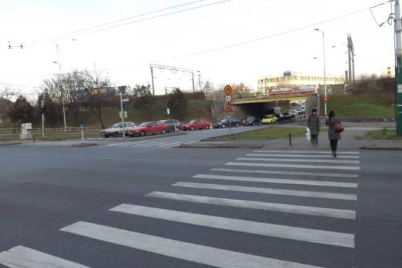 Pietoni accidentaţi pe „zebră”! Au uitat să se uite şi la semafor