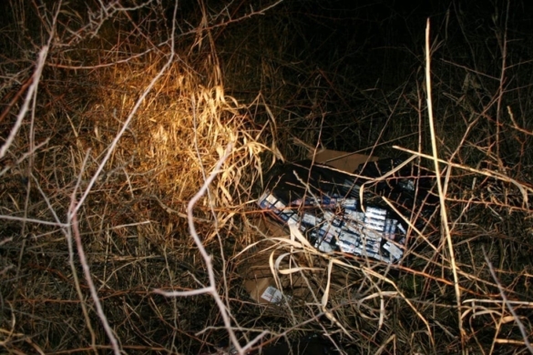 Poliţiştii de frontieră au descoperit peste 3.000 de ţigări abandonate