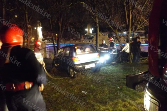 O femeie şi un bărbat au aterizat cu maşina în Bega, la Podul Decebal. Şoferiţa a rămas blocată în maşină