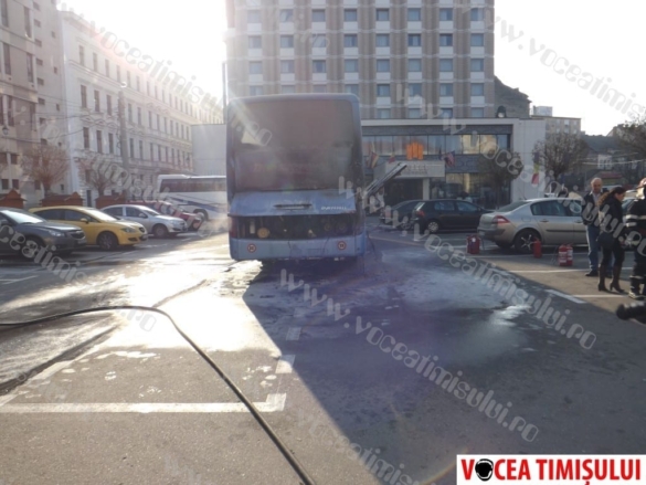 Un autocar a luat foc în parcarea Hotelului Timişoara01