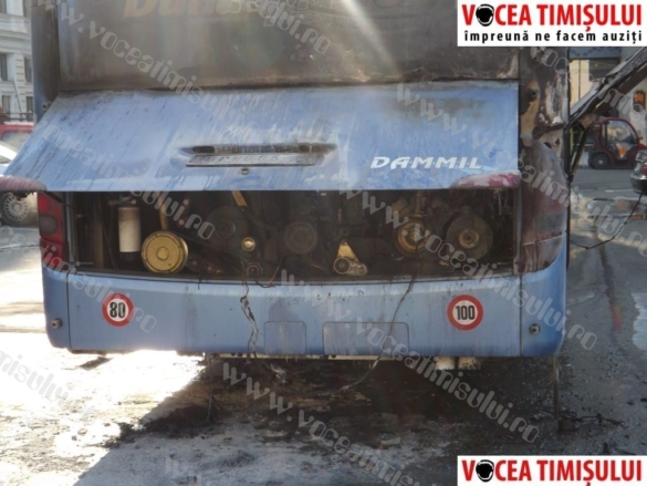 Un autocar a luat foc în parcarea Hotelului Timişoara02