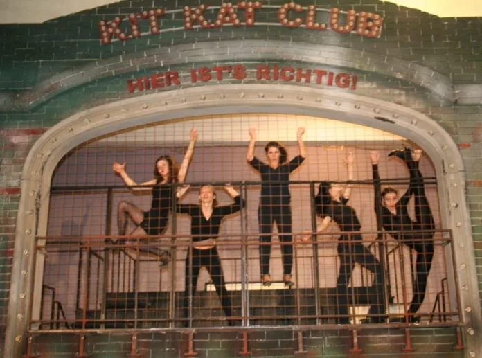 Răzvan Mazilu dă viaţă „Cabaretului”, pe scena Teatrului German de Stat cabaret jpg