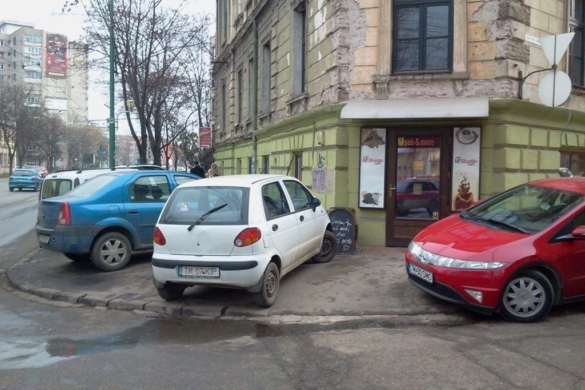 Nesimţiţii traficului de pe la noi. Maşină mică, tupeu mare