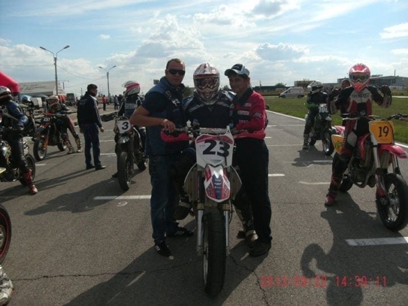 Andre Gregoire pe motor alaturi de Ionel Pascota stanga Andre Gregoire pe motor alaturi de Ionel Pascota stanga