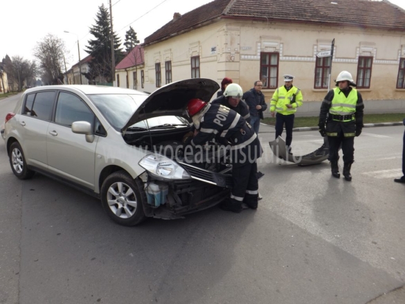 Neatenţia costă scump Accident spectaculos la intersecţia străzilor Iosif Vulcan cu Ioan Bontilă 01 Neatenţia costă scump Accident spectaculos la intersecţia străzilor Iosif Vulcan cu Ioan Bontilă 01
