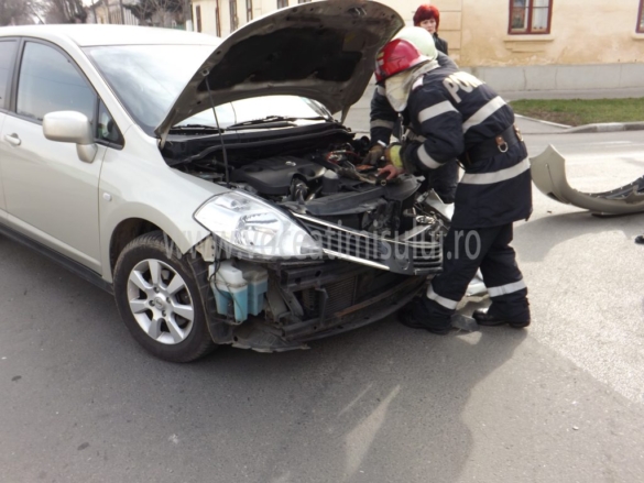 Neatenţia costă scump Accident spectaculos la intersecţia străzilor Iosif Vulcan cu Ioan Bontilă 02 Neatenţia costă scump Accident spectaculos la intersecţia străzilor Iosif Vulcan cu Ioan Bontilă 02