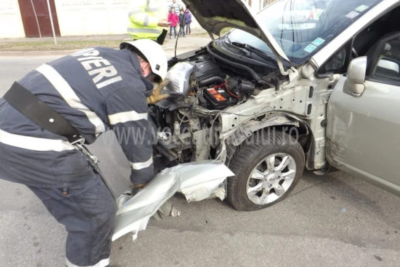 Neatenţia costă scump! Accident spectaculos la intersecţia străzilor Iosif Vulcan cu Ioan Bontilă FOTO+VIDEO