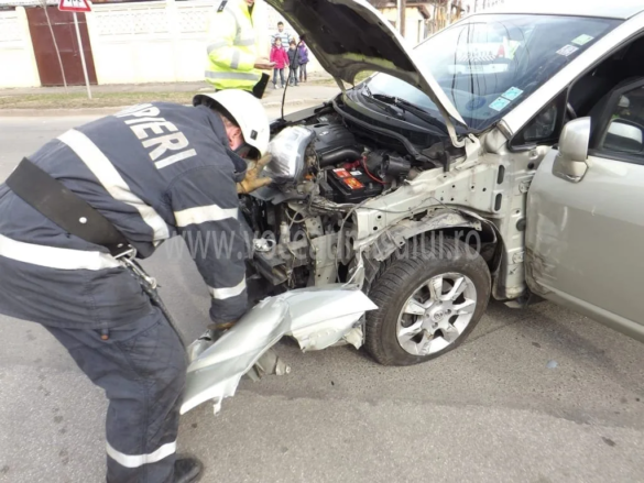 Neatenţia costă scump Accident spectaculos la intersecţia străzilor Iosif Vulcan cu Ioan Bontilă 03 jpg Neatenţia costă scump Accident spectaculos la intersecţia străzilor Iosif Vulcan cu Ioan Bontilă 03 jpg