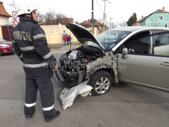 Neatenţia costă scump Accident spectaculos la intersecţia străzilor Iosif Vulcan cu Ioan Bontilă 04 Neatenţia costă scump Accident spectaculos la intersecţia străzilor Iosif Vulcan cu Ioan Bontilă 04