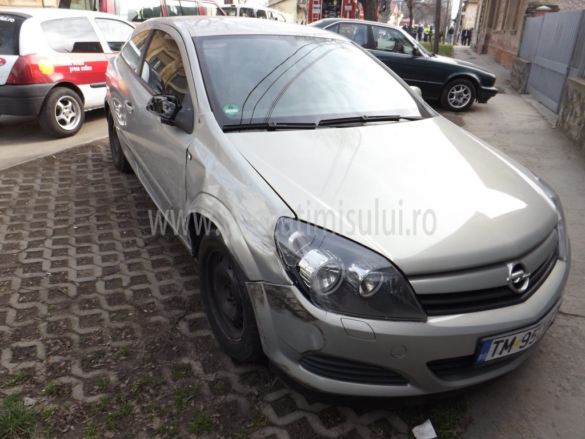 Neatenţia costă scump Accident spectaculos la intersecţia străzilor Iosif Vulcan cu Ioan Bontilă 05 Neatenţia costă scump Accident spectaculos la intersecţia străzilor Iosif Vulcan cu Ioan Bontilă 05