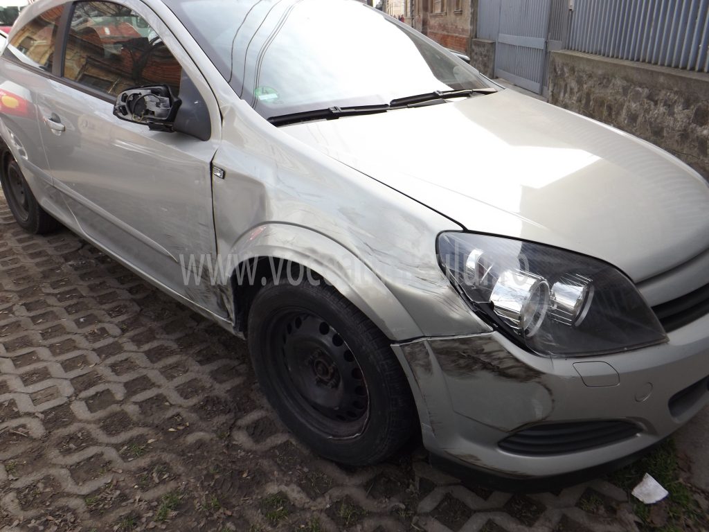 Neatenţia costă scump Accident spectaculos la intersecţia străzilor Iosif Vulcan cu Ioan Bontilă 06 Neatenţia costă scump Accident spectaculos la intersecţia străzilor Iosif Vulcan cu Ioan Bontilă 06
