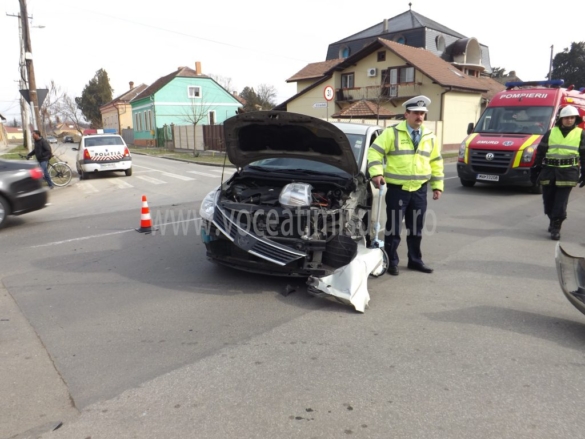 Neatenţia costă scump Accident spectaculos la intersecţia străzilor Iosif Vulcan cu Ioan Bontilă 08 Neatenţia costă scump Accident spectaculos la intersecţia străzilor Iosif Vulcan cu Ioan Bontilă 08