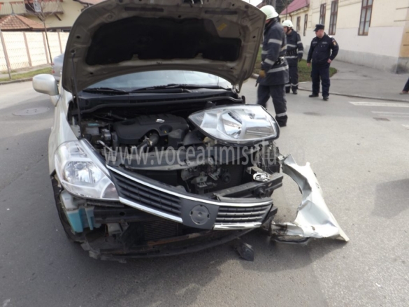Neatenţia costă scump Accident spectaculos la intersecţia străzilor Iosif Vulcan cu Ioan Bontilă 09 Neatenţia costă scump Accident spectaculos la intersecţia străzilor Iosif Vulcan cu Ioan Bontilă 09