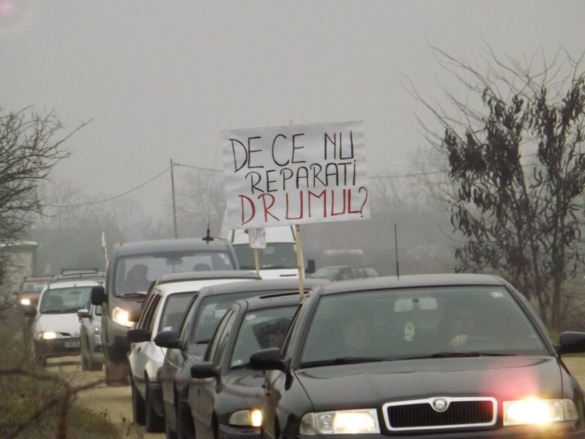 Protest pentru drumul dezastruos ce leagă Unip şi Uliuc09 Protest pentru drumul dezastruos ce leagă Unip şi Uliuc09