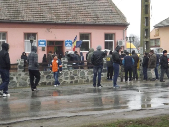 Protest pentru drumul dezastruos ce leagă Unip şi Uliuc11 jpg Protest pentru drumul dezastruos ce leagă Unip şi Uliuc11 jpg