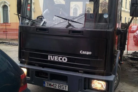 Tânără din Timişoara ameninţată cu ciocanul în centrul Timişoarei! Poliţia: „Aşteptaţi, echipajele sunt în şedinţă”