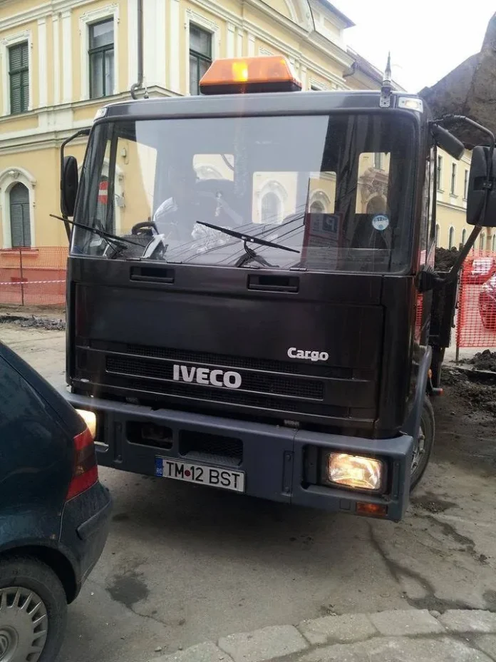 Tânără din Timişoara ameninţată cu ciocanul în centrul Timişoarei! Poliţia: „Aşteptaţi, echipajele sunt în şedinţă” camion parcat neregulamentar jpg