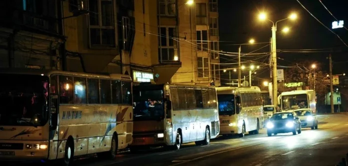 Timişorenii au plecat azi-noapte la Bucureşti cu autocarele. Vezi ce protest de amploare are loc în Capitală FOTO plecarea delegatiei PDL la protest jpg