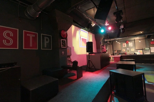 Cu părere de rău şi gânduri bune, la revedere, Setup Venue
