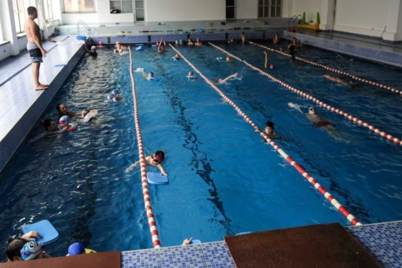 Înotul – cea mai bună opţiune de mişcare. Vino la BAZIN! Profesorul Laviniu Petricescu te învaţă cum să practici acest sport