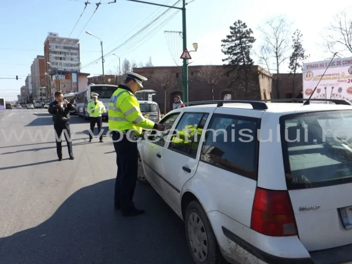 La Timişoara, Poliţia Rutieră „trage pe dreapta” şoferiţele pentru a le înmâna un… mărţişor FOTO+VIDEO Actiune Politia Rutiera 1 Martie13 jpg