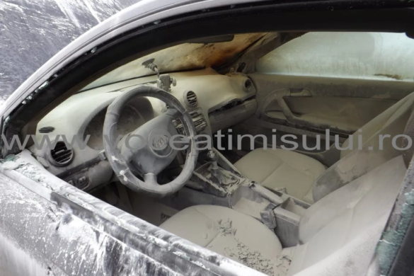 Audi A3 în flăcări în Complexul Studenţesc din Timişoara FOTO