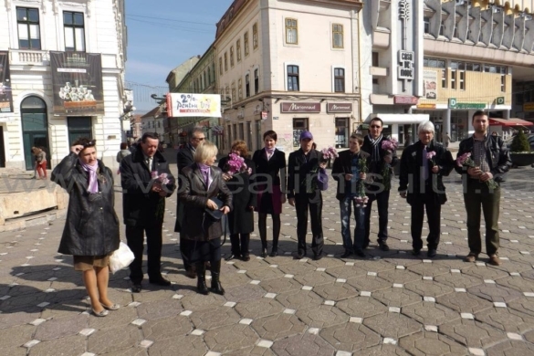 De 8 martie, membrii PP-DD au ieșit în Piața Operei, unde au împărțit flori trecătoarelor