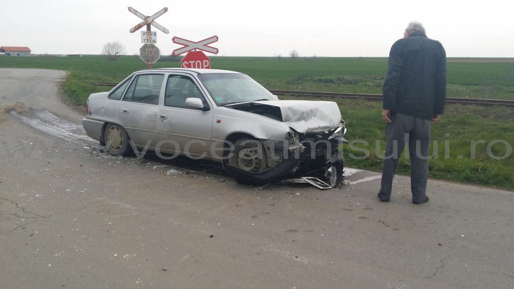 Două maşini s au lovit frontal aproape de Timişoara01 Două maşini s au lovit frontal aproape de Timişoara01