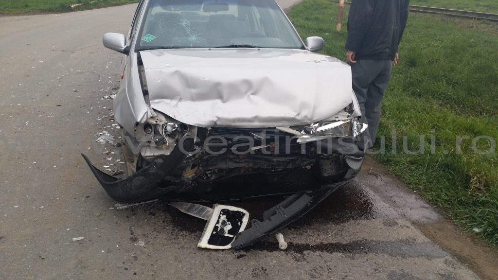Două maşini s au lovit frontal aproape de Timişoara02 Două maşini s au lovit frontal aproape de Timişoara02