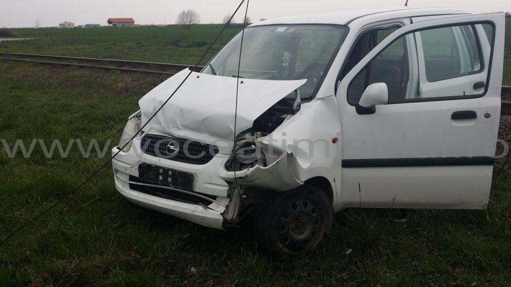 Două maşini s au lovit frontal aproape de Timişoara04 Două maşini s au lovit frontal aproape de Timişoara04