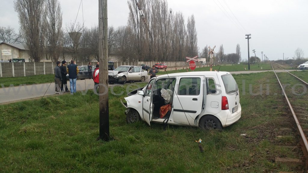 Două maşini s au lovit frontal aproape de Timişoara05 Două maşini s au lovit frontal aproape de Timişoara05