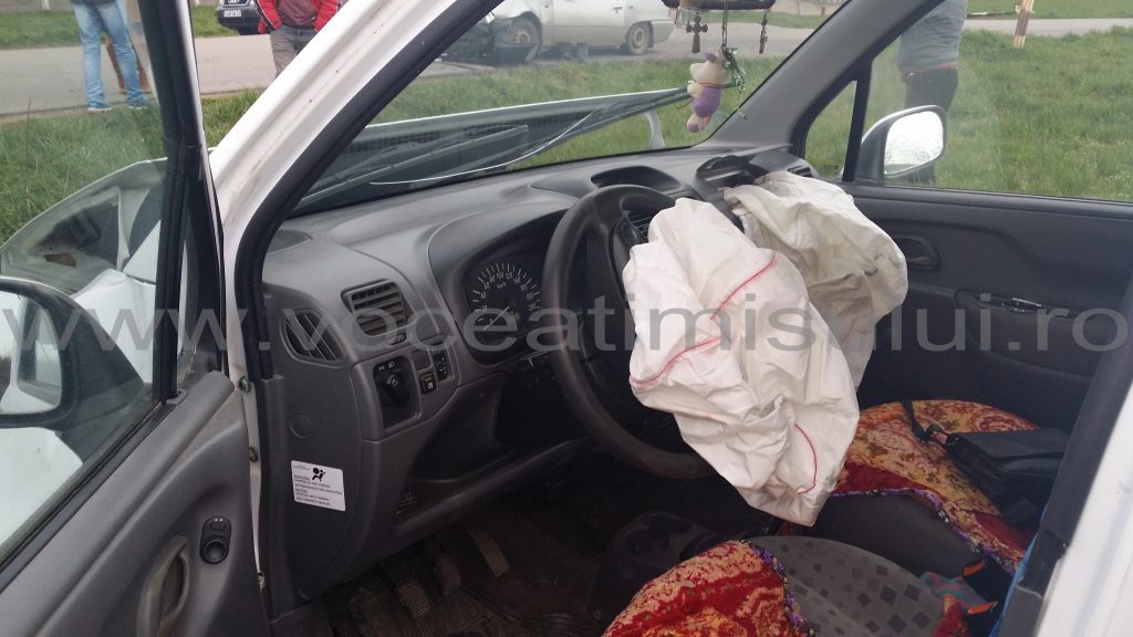 Două maşini s au lovit frontal aproape de Timişoara06 Două maşini s au lovit frontal aproape de Timişoara06