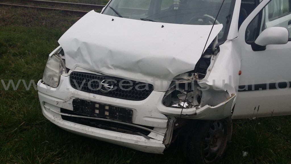 Două maşini s au lovit frontal aproape de Timişoara07 Două maşini s au lovit frontal aproape de Timişoara07