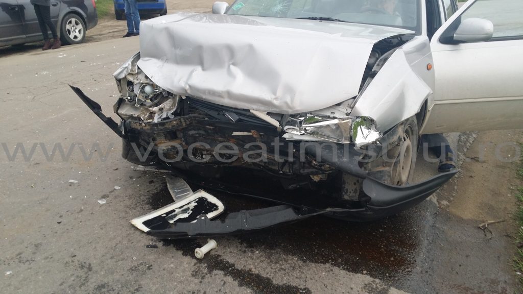 Două maşini s au lovit frontal aproape de Timişoara09 Două maşini s au lovit frontal aproape de Timişoara09