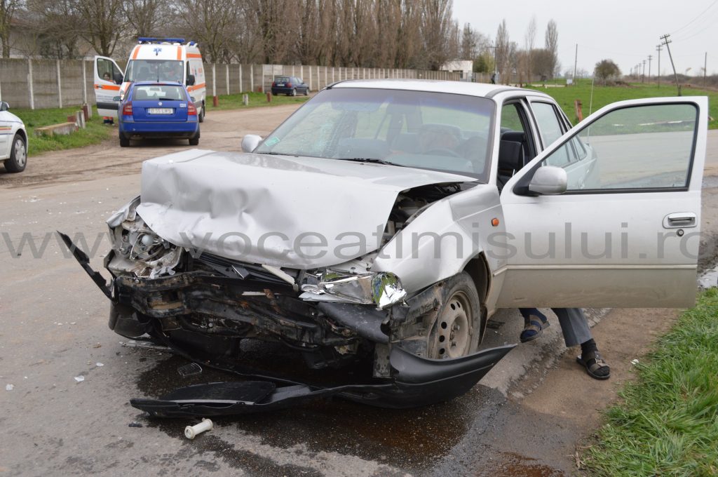 Două maşini s au lovit frontal aproape de Timişoara10 Două maşini s au lovit frontal aproape de Timişoara10
