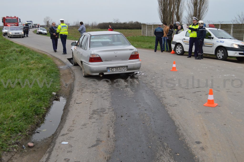 Două maşini s au lovit frontal aproape de Timişoara11 Două maşini s au lovit frontal aproape de Timişoara11
