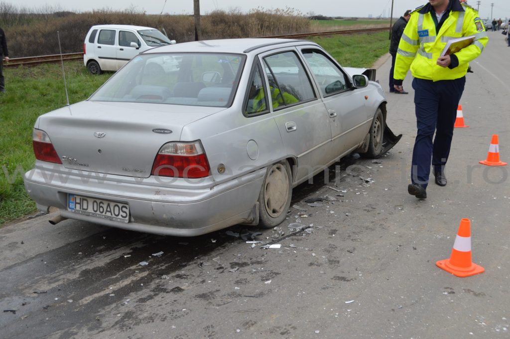 Două maşini s au lovit frontal aproape de Timişoara14 Două maşini s au lovit frontal aproape de Timişoara14
