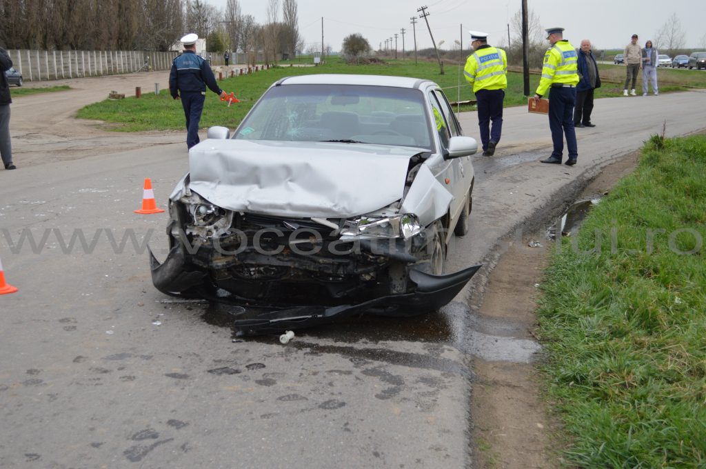 Două maşini s au lovit frontal aproape de Timişoara15 Două maşini s au lovit frontal aproape de Timişoara15