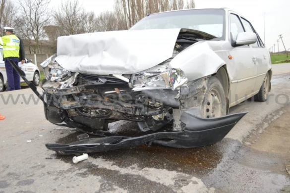 Accident violent la calea ferată. Două maşini s-au lovit frontal aproape de Timişoara FOTO+VIDEO