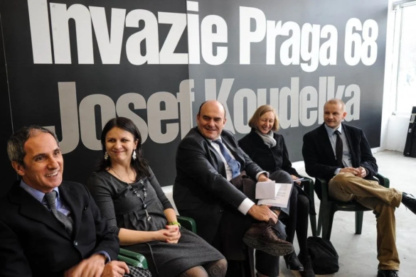 Invazia Cehoslovaciei surprinsă în fotografiile lui Josef Koudelka FOTO