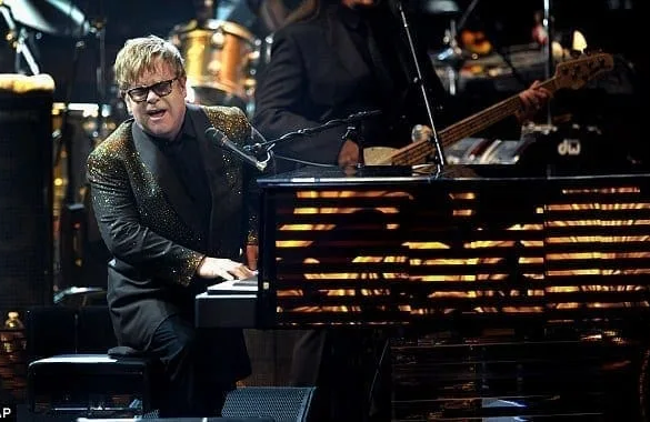 Fanii Elton John vor putea lua parte la un concert … în regim de proiecţie, la Timişoara