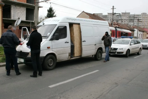Percheziţii la contrabandiştii de ţigări. Vezi ce au găsit poliţiştii la domiciliile celor implicaţi