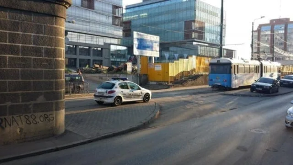 Poliţia Locală o arde pe şinele de tramvai4 jpg
