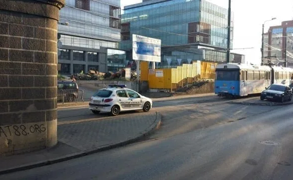 Poliţia Locală o „arde” pe şinele de tramvai! Legistlaţia rutieră nu e treaba lor! FOTO