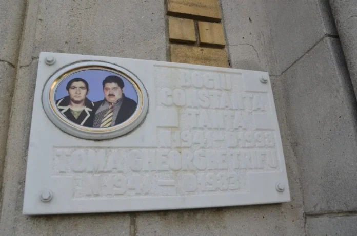 Nici morții nu au liniște. Țiganii au ocupat abuziv o capelă din Cimitirul Calea Buziașului FOTO