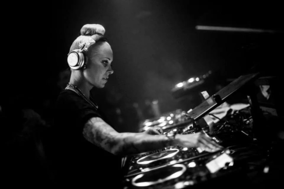 Sam Divine, una dintre cele mai consacrate DJ-iţe la nivel mondial, poposeşte la Timişoara