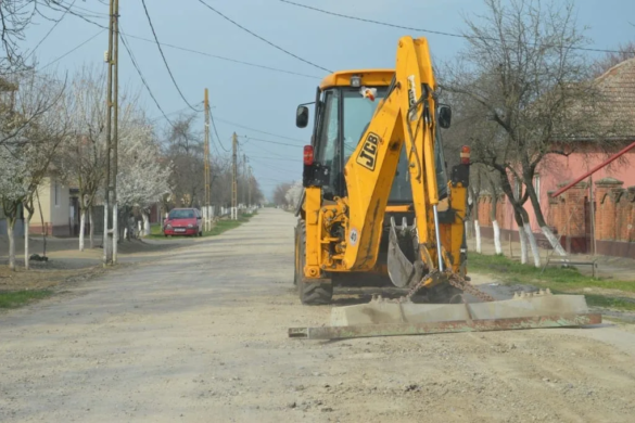 Nesimţirea primarului Gabriel Koller întrece orice limite: Plângere penală împotriva sătenilor care şi-au reparat drumul pe banii lor
