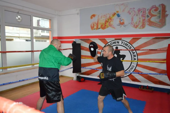 Florin Ilie se bate cu un POLIŢIST, Cătinaş cu un francez. Vezi programul Superkombat World Grand Prix Reşiţa