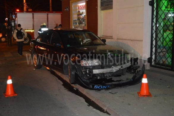 Un Volkswagen Passat a „demolat” un semafor şi a intrat într-o casă, din cauza unui şofer neatent din Ungaria FOTO