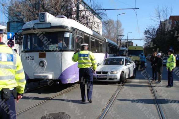 ACCIDENT! Mărţişor cu tablă îndoită pentru o şoferiţă şi o vătmăniţă, lângă Sala „Constantin Jude” din Timişoara FOTO